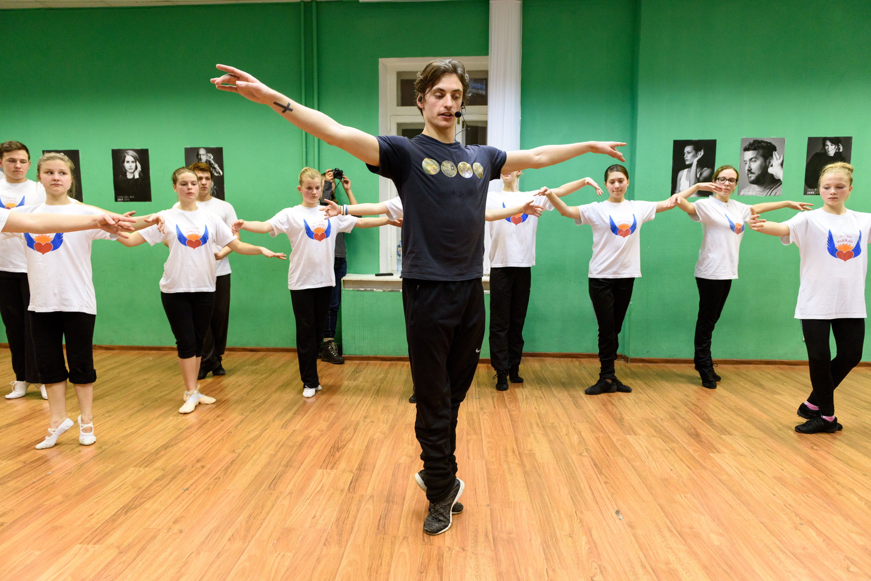 Sergei-Polunin-dances-with-teens-hearing-loss-Hear-the-World-Foundation-01